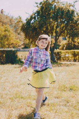 Yürüyüşe çıkmış bir kız