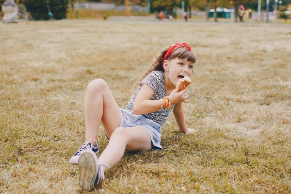 Menina em uma caminhada — Fotografia de Stock