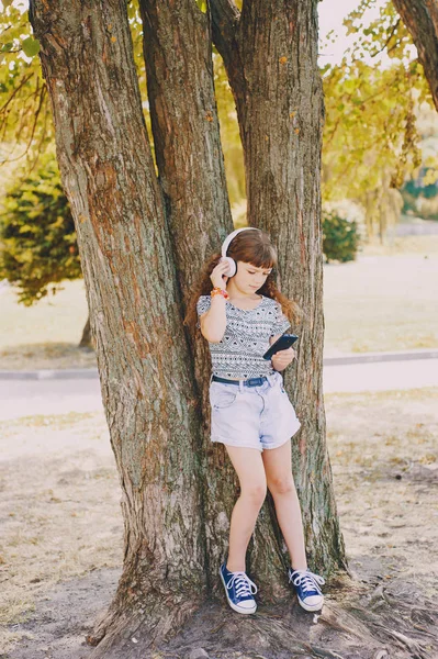 Chica en un paseo — Foto de Stock