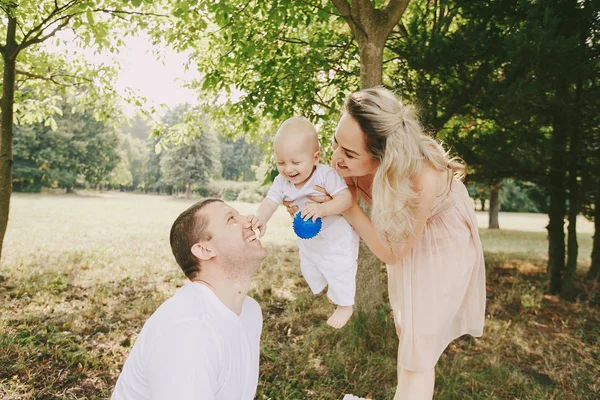 Familia feliz HD — Foto de Stock