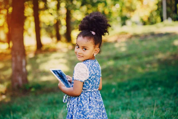 küçük kız bir yürüyüş