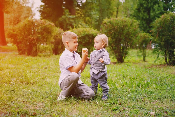 Jungen spazieren — Stockfoto