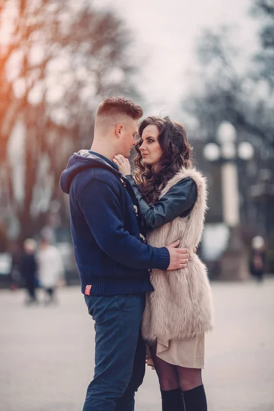 Casal apaixonado na primavera — Fotografia de Stock