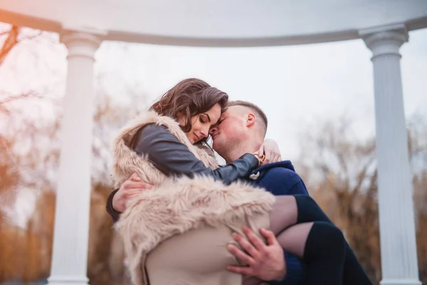 Casal apaixonado na primavera — Fotografia de Stock