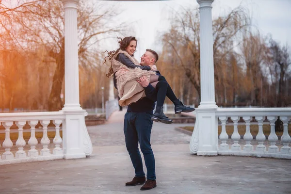 Pareja enamorada en primavera —  Fotos de Stock