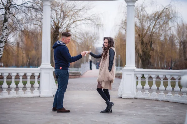 Pareja enamorada en primavera — Foto de Stock