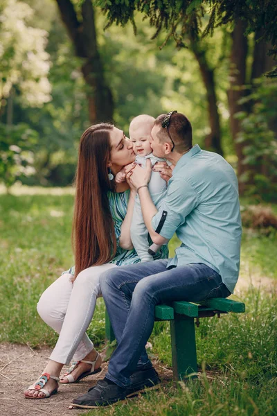 Familie op een wandeling — Stockfoto