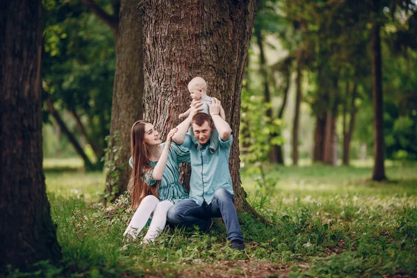 Familjen på en promenad — Stockfoto