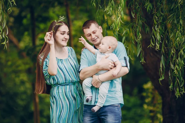 Familie auf Spaziergang — Stockfoto