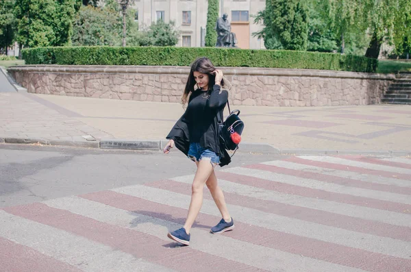 Chica caminando en la ciudad — Foto de Stock