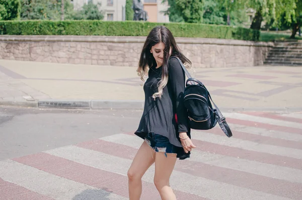 Chica caminando en la ciudad — Foto de Stock