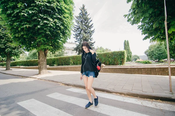 Дівчина гуляє в місті — стокове фото