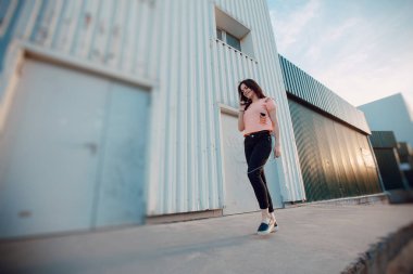 akşam şehirde şık kız