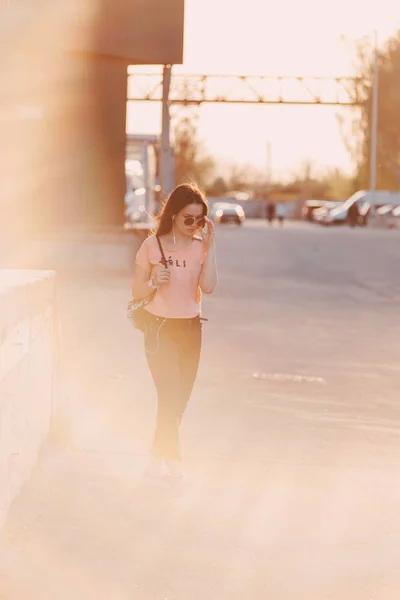 Stylish girl in evening city — Stock Photo, Image