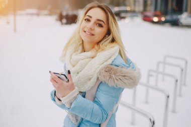 güzel kız kış yürüyüş