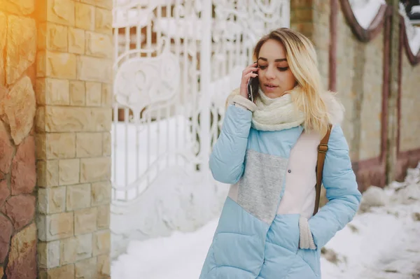 Belle fille sur la promenade d'hiver — Photo