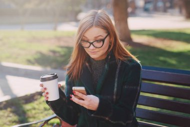 İki kız ile becerikli alet