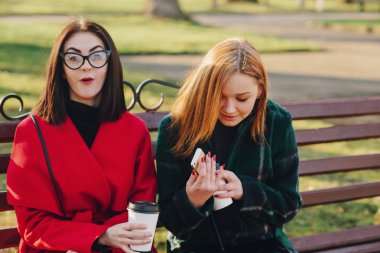 İki kız ile becerikli alet