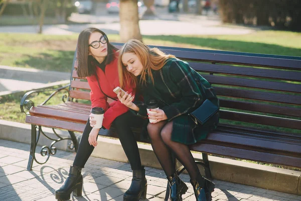 Twee meisjes met gadget — Stockfoto