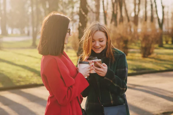 Deux filles avec gadget — Photo