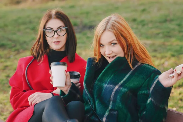 Due ragazze con gadget — Foto Stock