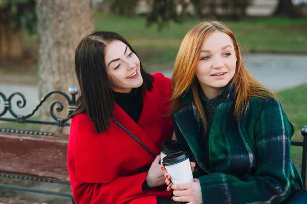 Twee meisjes met gadget — Stockfoto