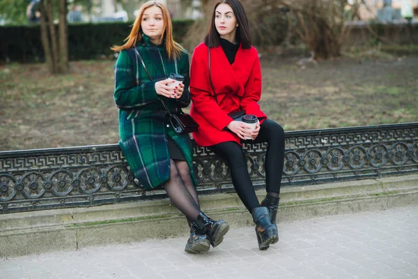 İki kız ile becerikli alet