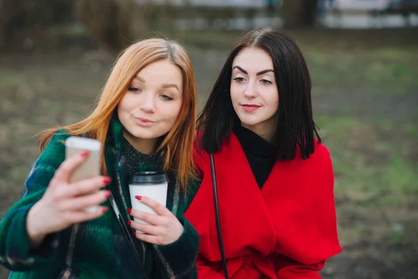 Duas meninas com gadget — Fotografia de Stock