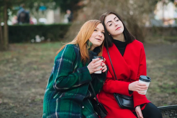 Duas meninas com gadget — Fotografia de Stock