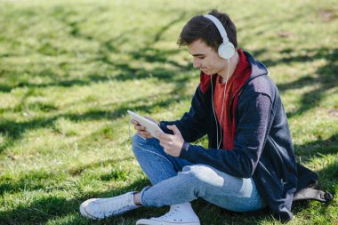 Becerikli alet ile adam