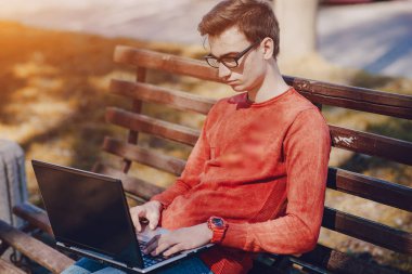 Becerikli alet ile adam