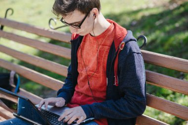 Becerikli alet ile adam