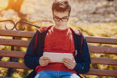 Becerikli alet ile adam