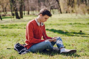 Becerikli alet ile adam