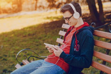 Becerikli alet ile adam