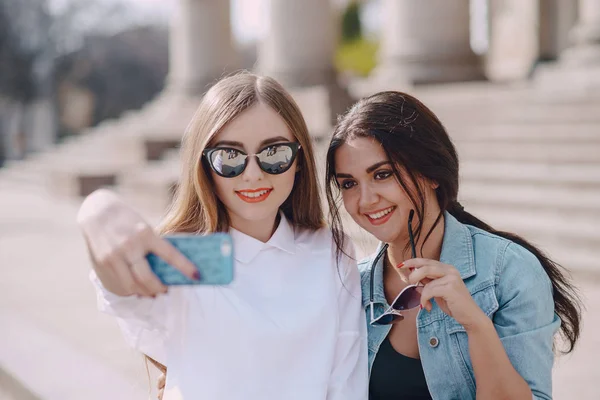 Deux filles en plein air — Photo