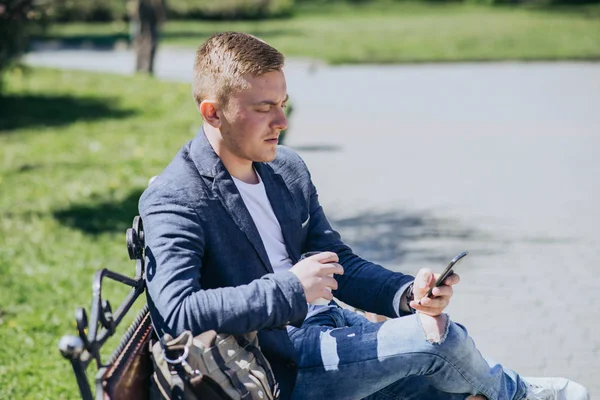 Empresario trabajando al aire libre — Foto de Stock