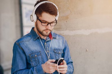 kulaklıklar ile adam