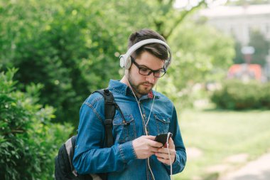 kulaklıklar ile adam