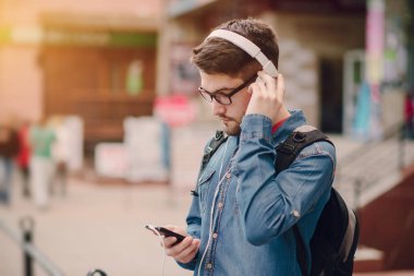 kulaklıklar ile adam