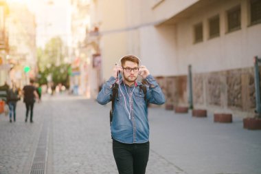 kulaklıklar ile adam