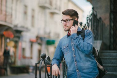 kulaklıklar ile adam