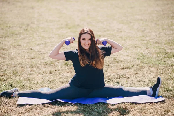 Fitness tjej på en promenad — Stockfoto