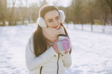 Yürüyüşe çıkmış çift.