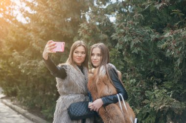 Genç modeller kürklü mantolar