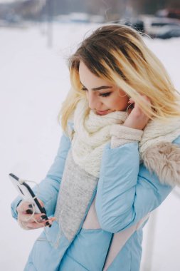 güzel kız kış yürüyüş