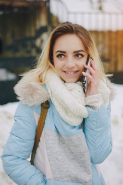 güzel kız kış yürüyüş