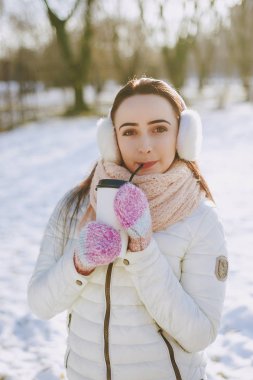 Yürüyüşe çıkmış çift.