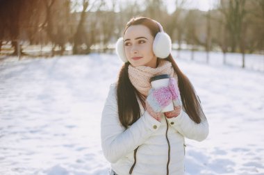 Yürüyüşe çıkmış çift.