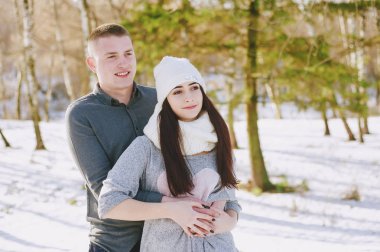 Yürüyüşe çıkmış çift.